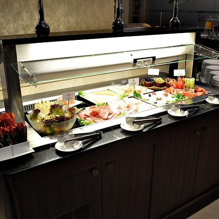 Premier Palace Spa Hotel Бухарест Екстер'єр фото A salad bar