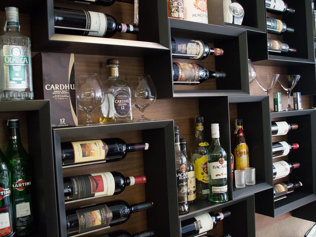 Premier Palace Spa Hotel Бухарест Екстер'єр фото A wine rack