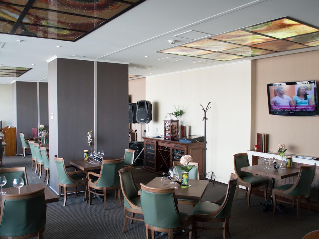 Premier Palace Spa Hotel Бухарест Екстер'єр фото The lounge at the airport