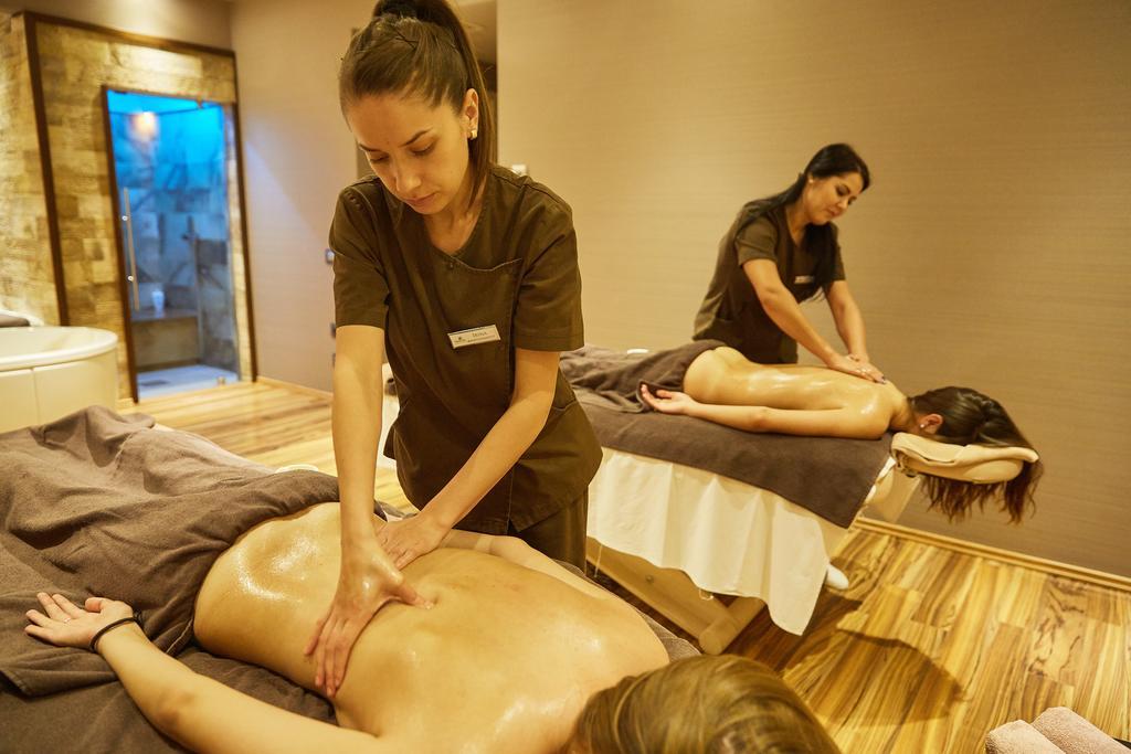 Premier Palace Spa Hotel Бухарест Екстер'єр фото Massage therapists at work