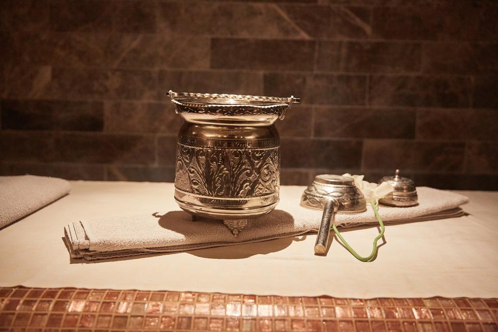 Premier Palace Spa Hotel Бухарест Екстер'єр фото A silver bowl for drinking