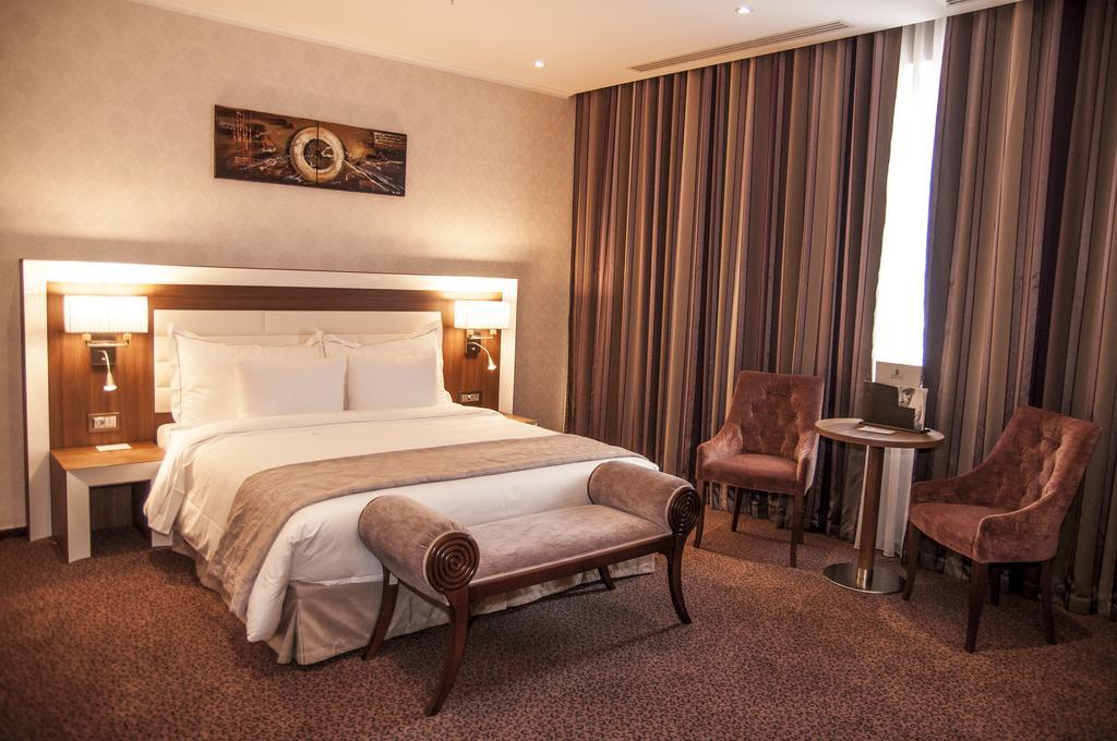 Premier Palace Spa Hotel Бухарест Екстер'єр фото A room at the hotel
