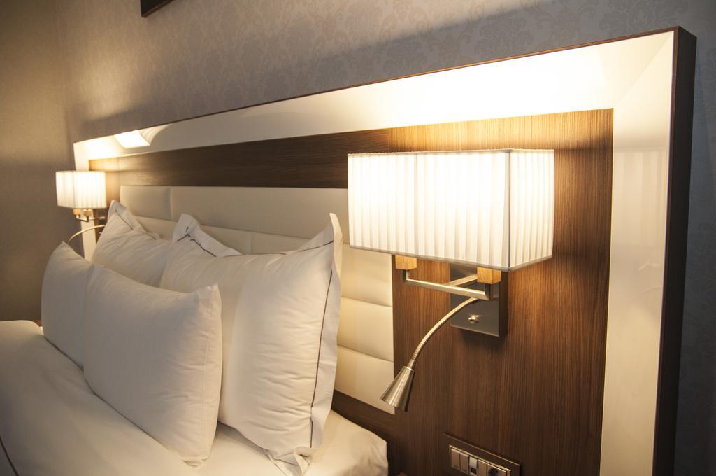 Premier Palace Spa Hotel Бухарест Екстер'єр фото Wall mounted reading lights