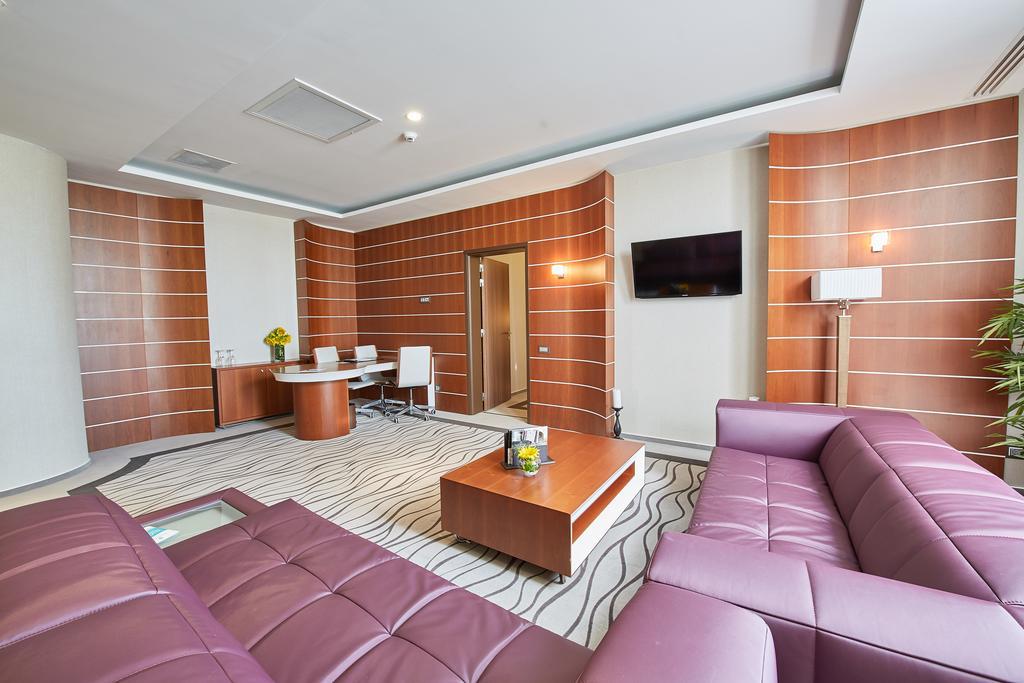 Premier Palace Spa Hotel Бухарест Екстер'єр фото A suite at the airport