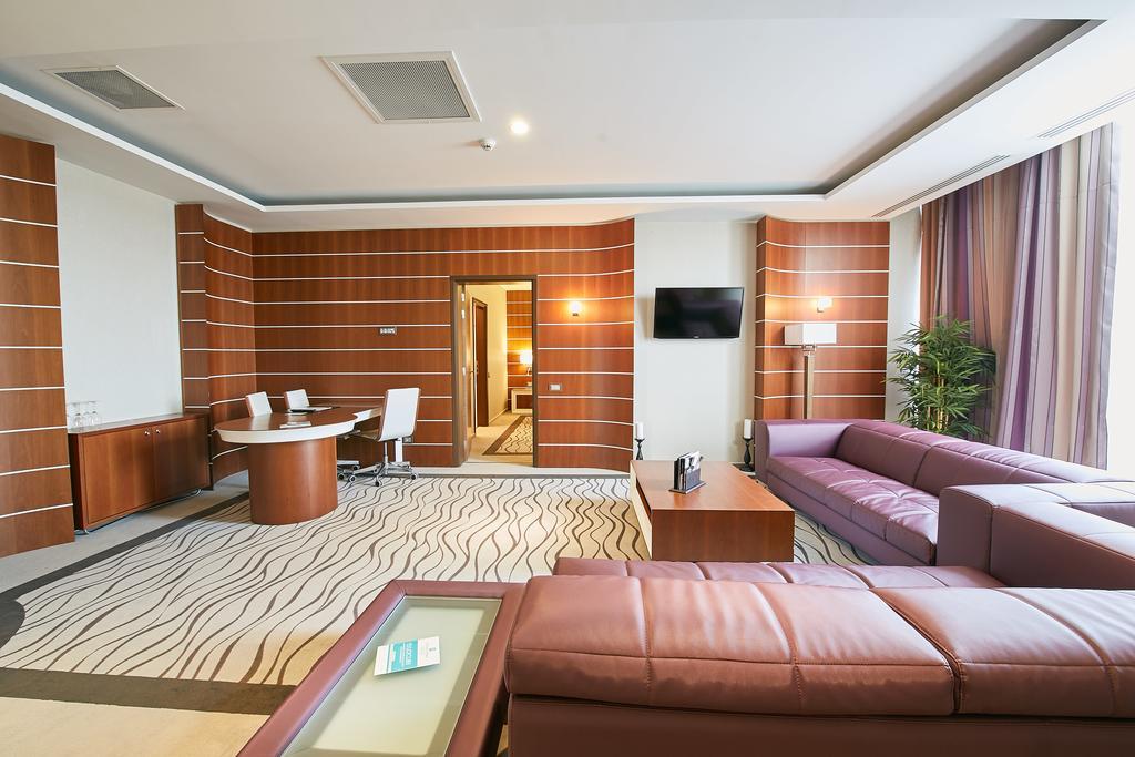 Premier Palace Spa Hotel Бухарест Екстер'єр фото A suite at the airport