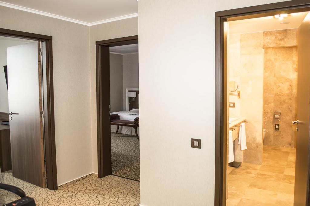 Premier Palace Spa Hotel Бухарест Екстер'єр фото Interior of a suite
